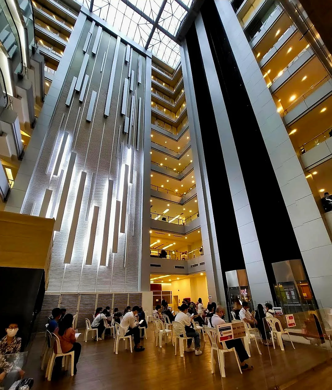 PREMIUM OFFICE & RETAIL SPACE FOR RENT – 300 M. FROM BTS NANA